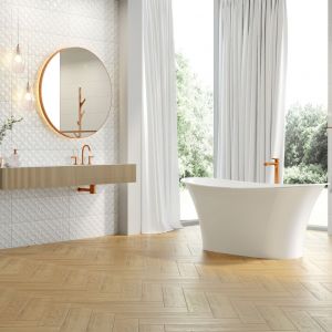 Klasyczna aranżacja łazienki w bielach i łagodnych beżach. Fot. mat. prasowe Ceramica Bianca