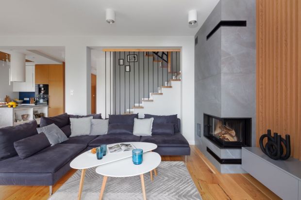 Ponad 100-metrowy dom został zaprojektowany na miarę oczekiwań rodziny z dwójką dzieci. Wnętrze jest nowoczesne, jasne, lekkie i zachwyca ponadczasową elegancją. Granat i drewno to duet, który spaja przestrzeń i nadaje jej indywidualny rys.