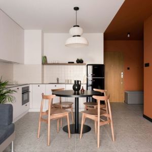  Industrialny klimat w małej kuchni z salonem. Projekt wnętrza: pracownia 3XEL. Fot. Dariusz Jarząbek