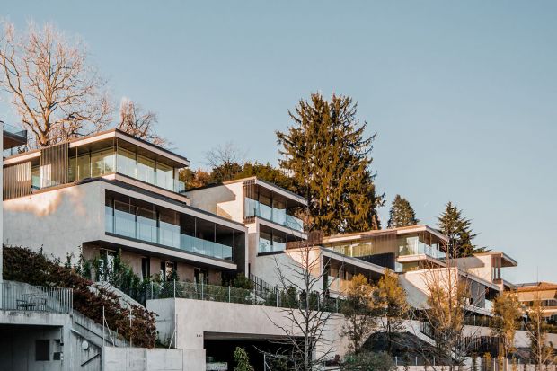 Residenza Ra Curta znajduje się w górzystej okolicy, w bliskim sąsiedztwie jeziora Lugano. Zachwyca nowoczesną bryłą i minimalistycznymi, eleganckimi wnętrzami. Zapewnia także widok na niesamowity, szwajcarski krajobraz.