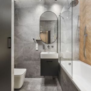 Mała szara łazienka w bloku. Projekt: Kornelia Knapik Ziemnicka, Kora Design. Fot. Marek Królikowski
