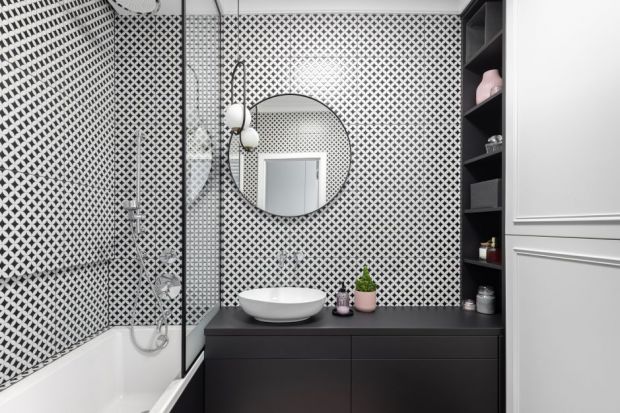 Jak zaaranżować małą łazienkę w bloku? Pomoże dobry plan, jasne kolory, odbijające światło materiały i funkcjonalne wyposażenie. Mamy sporo pomysłów na małą łazienkę!