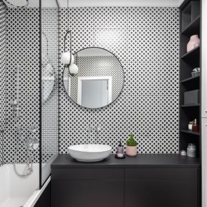 Mała łazienka w bloku. Wanna z parawanem o piękne czarno-białe płytki. Projekt: Daria Przewłócka. Fot. Natalia Kaczmarek Inkadr