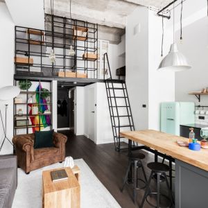 Niesamowity pomysł na loftową zabudowę w salonie, kuchni i sypialni. Projekt Magdalena Załoga. Fot. Ayuko Studio.jpg