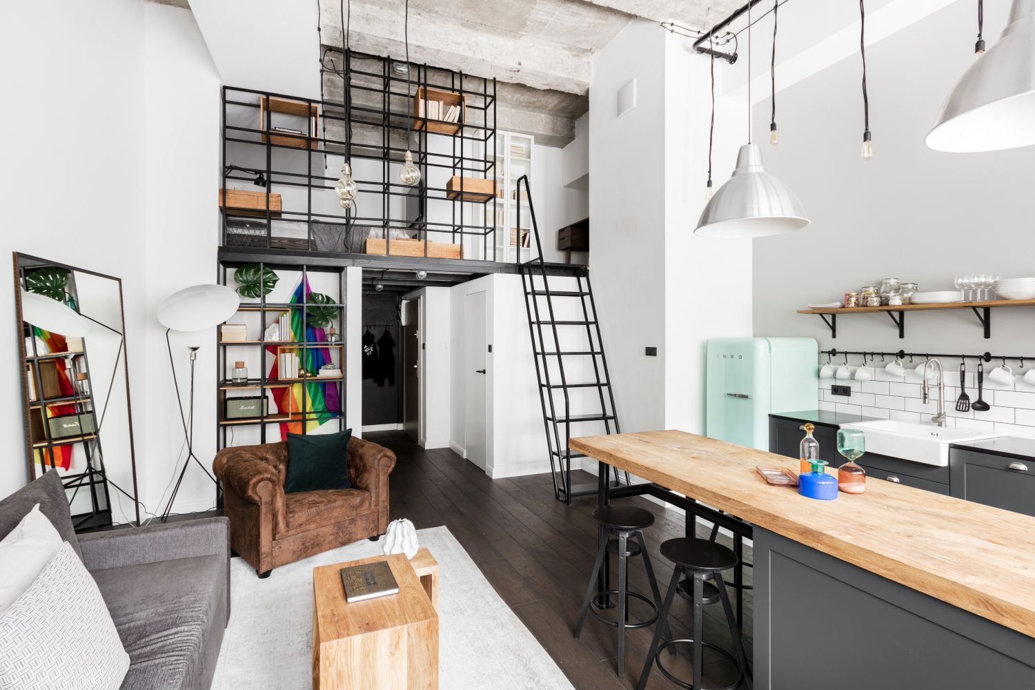 Niesamowity pomysł na loftową zabudowę w salonie, kuchni i sypialni. Projekt Magdalena Załoga. Fot. Ayuko Studio