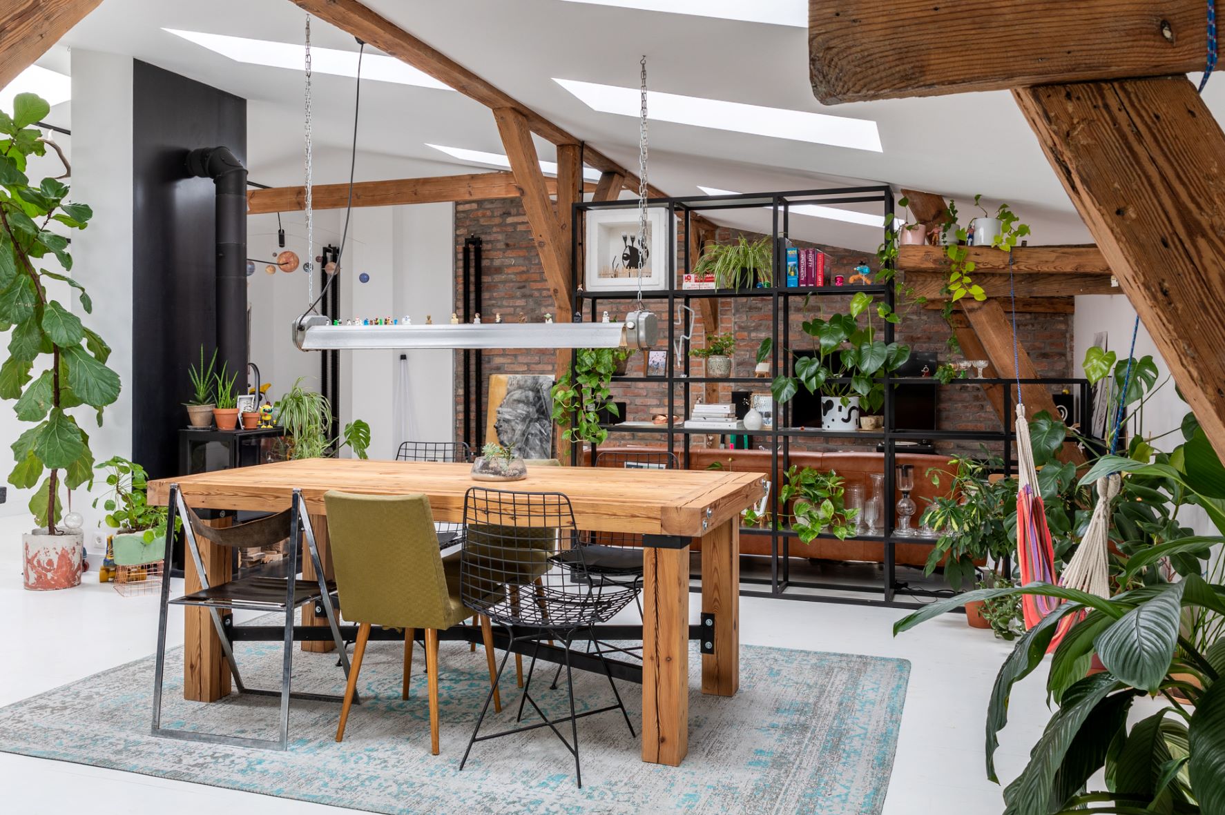 Loftowy styl w mieszkaniu na poddaszu. Projekt wnętrza Szalbierz Design. Zdjęcia Maja Musznicka Shine Studio