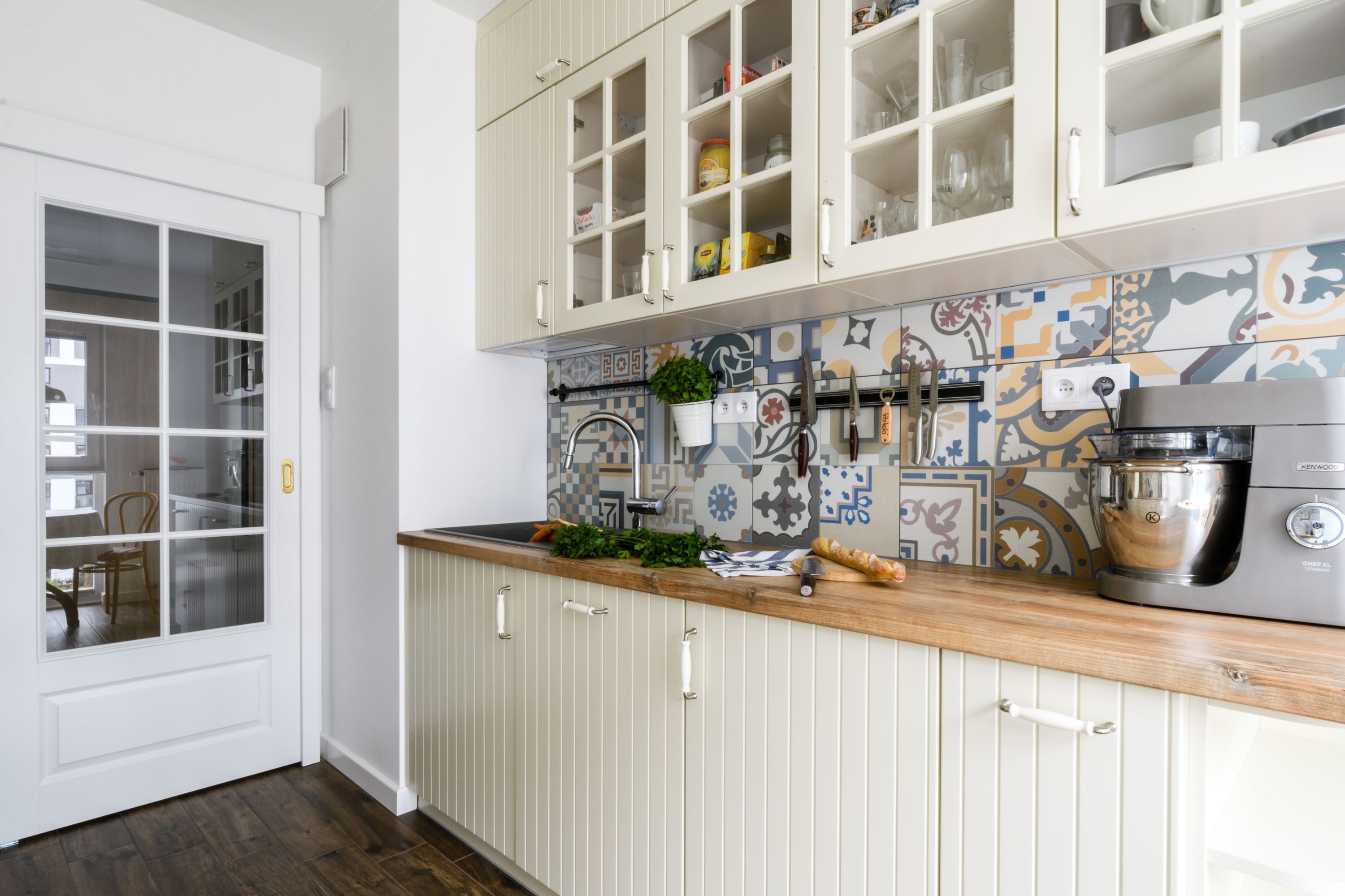 Klasyczna kuchnia i porcelanowe uchwyty. Projekt: Deer Desig