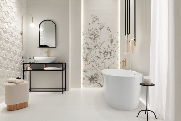 Biała łazienka - piękne płytki łazienkowe z kwiatowym motywem
