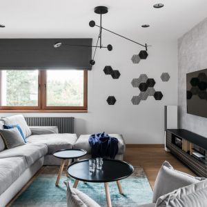 Grafika i kafelki na ścianie w salonie. Projekt wnętrza: Studio Projekt, Dekorian Home. Fot. Fotomohito