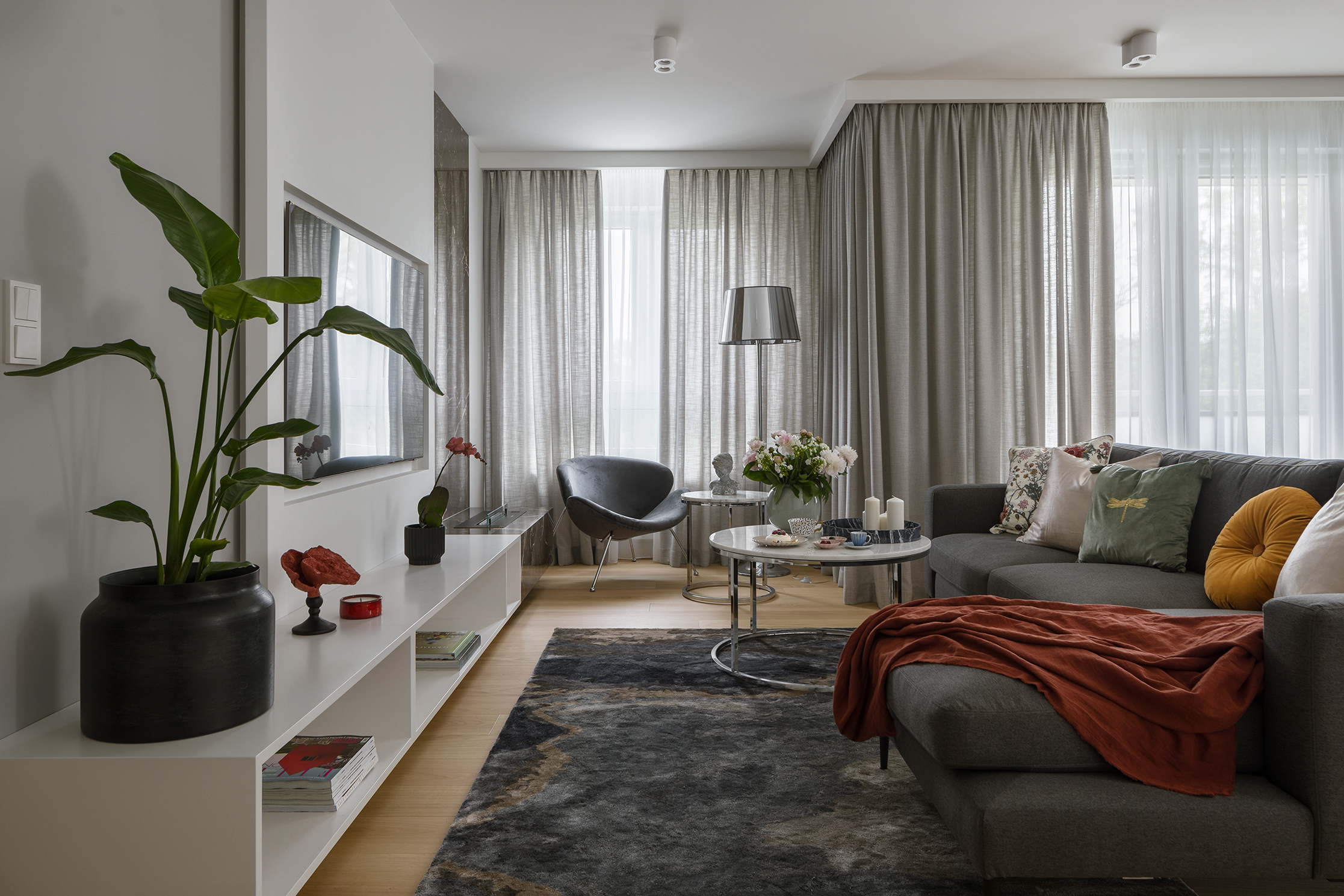 Jak ustawić kanapę w salonie - sofa na środku pokoju. Projekt wnętrza HOLA Design. Fot. Yassen Hristov. Stylizacja Sorry Za Bałagan!