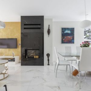 Złota ściana w salonie. Projekt wnętrza: Katarzyna Rohde, Home&Style. Fot. PionPoziom
