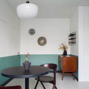 Zielone szafki w nowoczesnej kuchni. Projekt wnętrza: pracowni 3XEL. Fot. Dariusz Jarząbek
