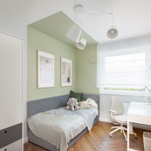 Miejsce do nauki w pokoju dziecka. Projekt: Ewa Grzywa, architekt wnętrz Decoroom. Fot. Marek Koptyński