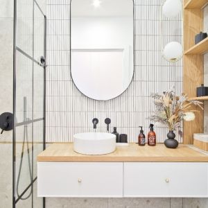  Płytki Stick Biały Matowy wkomponują się w łazience w stylu Japandi, minimalistycznej kuchni, w skandynawskim salonie na kominku oraz eklektyczną toaletą gościnną. Fot. Raw Decor