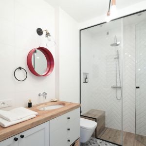 Nowoczesna łazienka z kabiną prysznicową bez brodzika. Projekt Anna Krzak. Fot. Bartosz Jarosz
