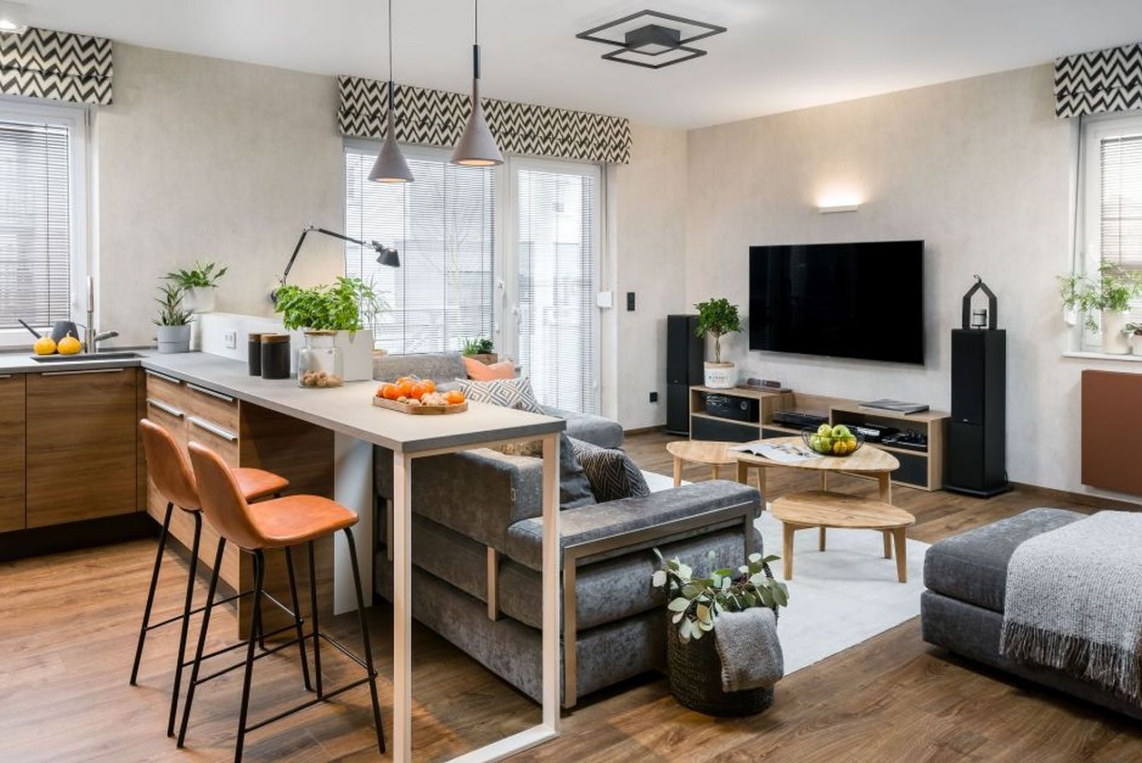 Przytulny salon z kuchnią i jadalnią w mieszkaniu w bloku. Projekt wnętrza: Katarzyna Krupa. Fot. Stan Zajączkowski