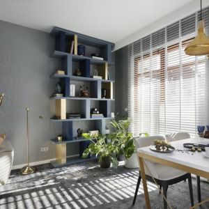 Salon z kuchnią w nowoczesnym szaro-błękitnym mieszkaniu/ Projekt: Joanna Chwil, pracownia Komplementi. Zdjęcia: Magdalena Łojewska VEY Photography