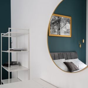 Sypialnia w małym mieszkaniu we Wrocławiu. Projekt i zdjęcia: KODO Projekty i Realizacje Wnętrz