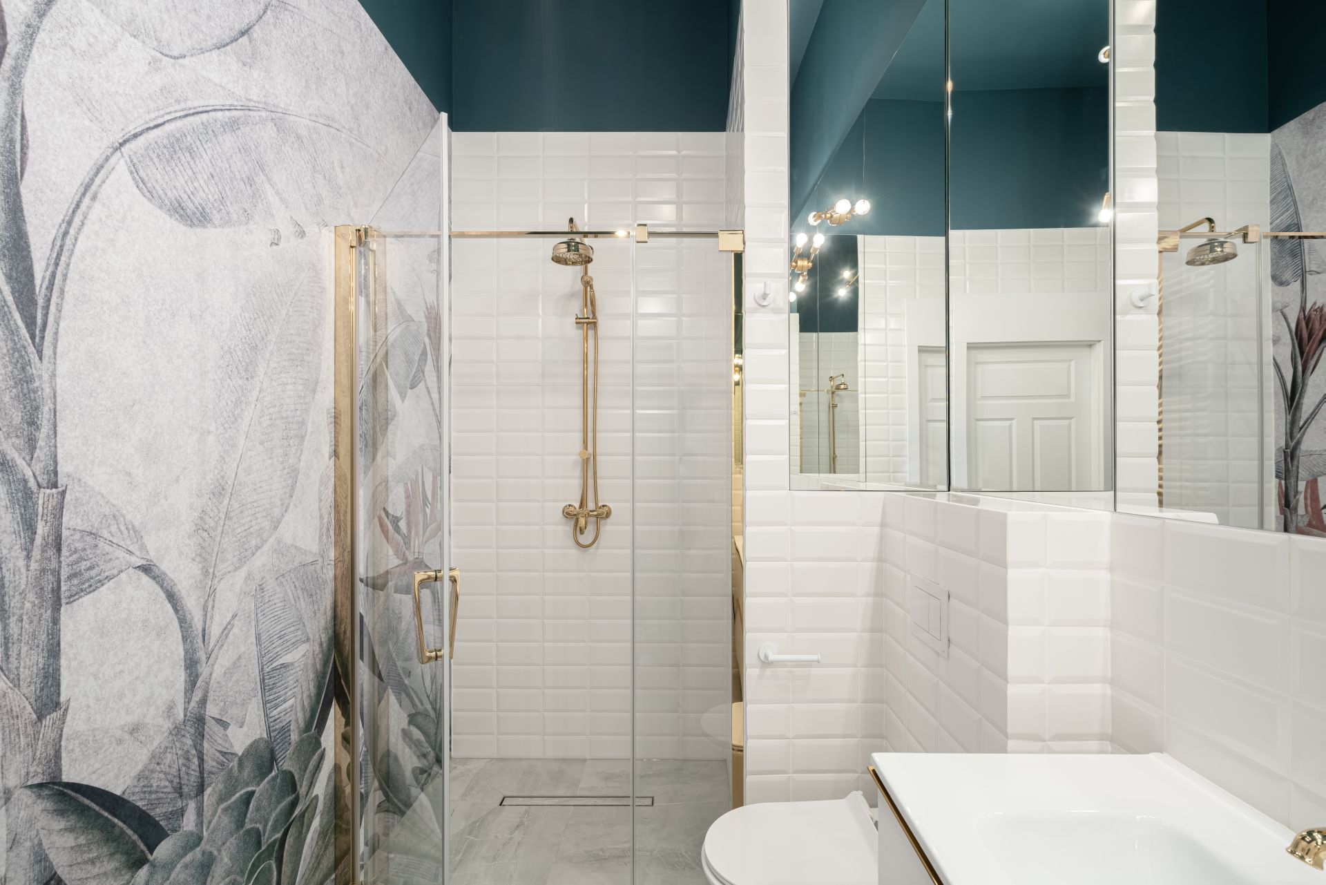 Biała łazienka ze złotymi bateriami w klasycznym stylu. Projekt i zdjęcia: KODO Projekty i Realizacje Wnętrz