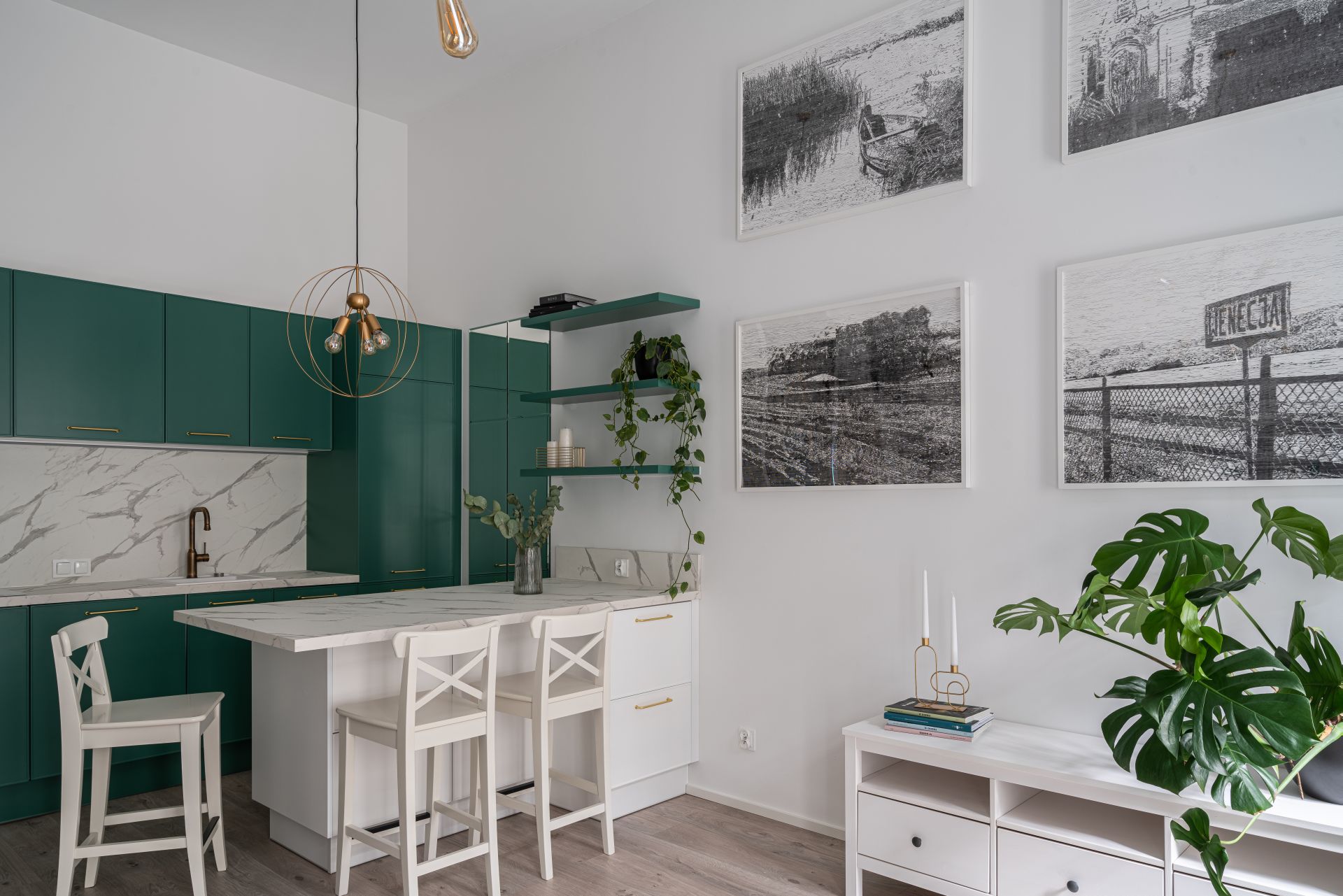 Dwupokojowe mieszkanie we Wrocławiu z zieloną kuchnią i i białym salonem. Projekt i zdjęcia: KODO Projekty i Realizacje Wnętrz