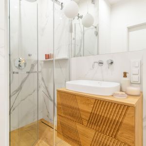 W łazience zaplanowano prysznic. Projekt wnętrza: Iza Gemzała, pracownia Prosty Plan. Fot. Marta Behling – Pion Poziom Fotografia Wnętrz 