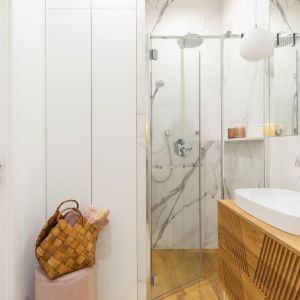 Łazienka urządzona jest jasnym kolorach. Projekt wnętrza: Iza Gemzała, pracownia Prosty Plan. Fot. Marta Behling – Pion Poziom Fotografia Wnętrz 