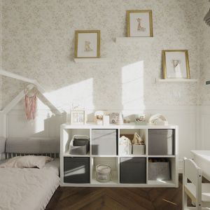 Beżowa tapeta nadaje przytulności pokoju dziecka. Projekt wnętrza: Kamińska Stańczak Design. Fot. Marcin Grabowiecki. Stylizacja: Eliza Mrozińska