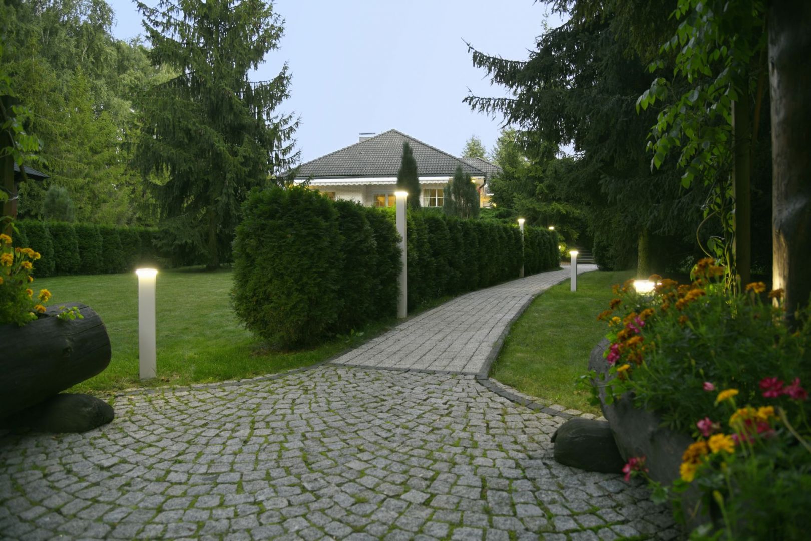 Podkreśleniu atrakcyjniejszych fragmentów ogrodu mogą posłużyć minimalistyczne lampy LED. Fot. mat. prasowe Plast-Met