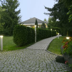 Podkreśleniu atrakcyjniejszych fragmentów ogrodu mogą posłużyć minimalistyczne lampy LED. Fot. mat. prasowe Plast-Met