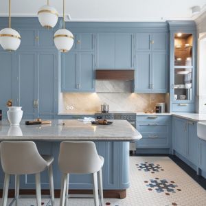 Elegancka kuchnia w niebieskim kolorze. Projekt wnętrza: JT Grupa. Fot. Tom Kurek