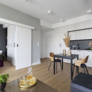 Nieduża kawalerka na wynajem. Projekt i realizacja: Pracownia Architektury Wnętrz Decoroom. Zdjęcia i stylizacja: Marta Behling, Pion Poziom – fotografia wnętrz