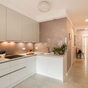 Pastelowe kolory w małej kuchni z jadalnią. Projekt wnętrza i zdjęcie: KODO Projekty i Realizacje Wnętrz