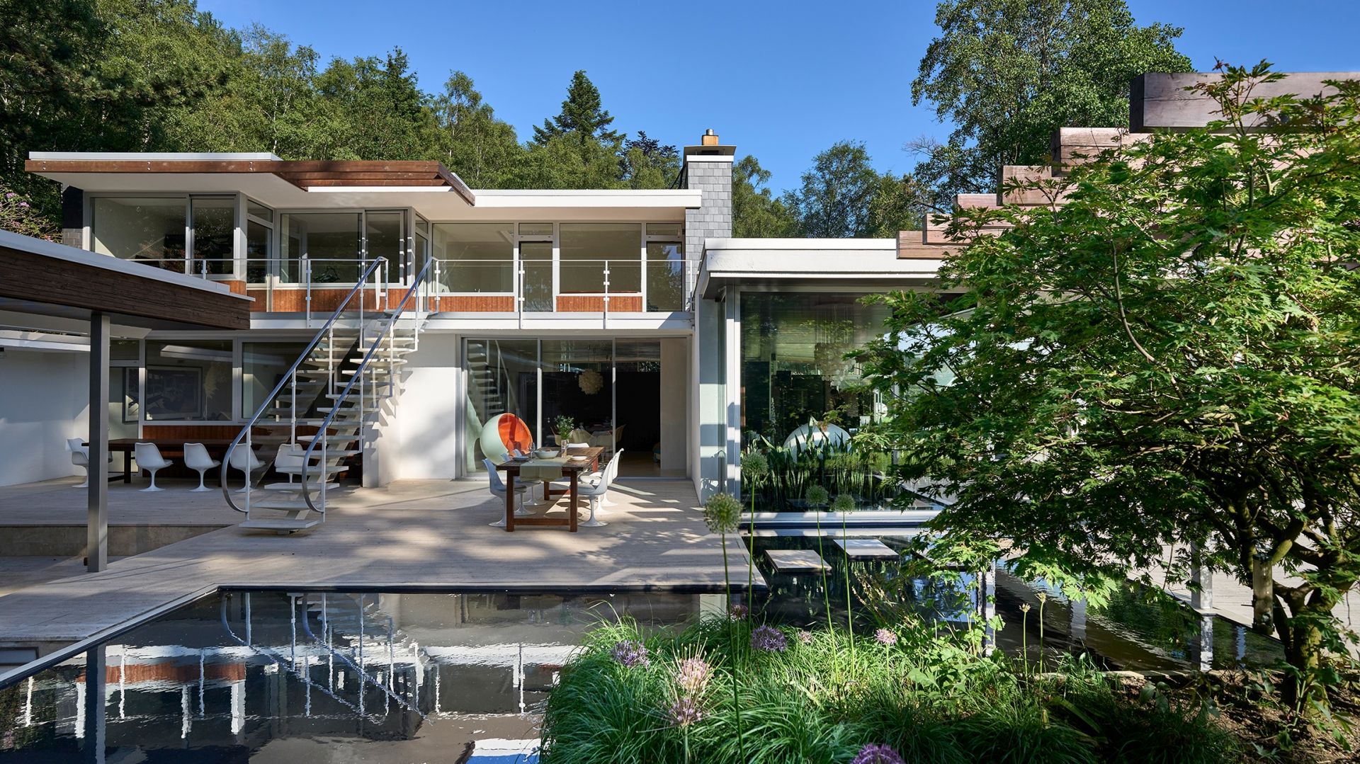 Ten dom to architektoniczna perełka! Modernistyczny projekt z lat 60. zyskał nowe życie!