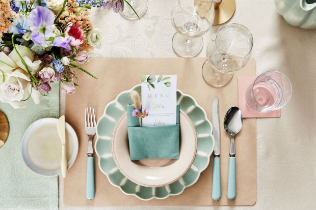 Jesienny trend: pastelowy stół w stylu glamour. Jak go zaaranżować?
