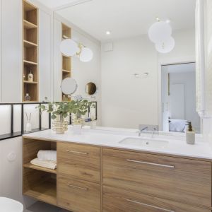 Łazienka z prysznicem przy sypialni. Projekt wnętrza: Paulina Piecychna, Pepe Interiors. Fot. Pion Poziom
