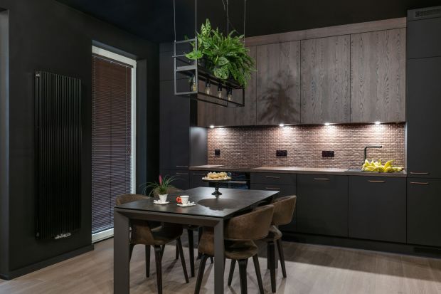 Tę czarną kuchnię zaprojektowano dla właściciela, który kocha odważne rozwiązania i czarny kolor. Zobaczcie ciekawy projekt kuchni z 80-metrowego apartamentu w Warszawie.