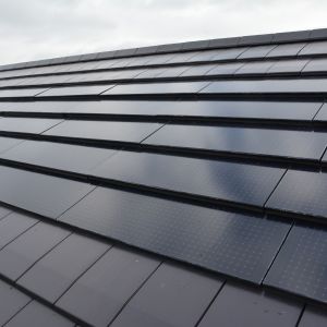 Wykorzystywanie paneli fotowoltaicznych, może nie tylko poprawić efektywność energetyczną budynku i zredukować koszty rachunków, ale także zmniejszyć emisję szkodliwych substancji do środowiska. Fot. Wienerberger