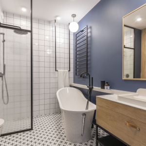 Kolor niebieski w łazience. Projekt Joanna Dziurkiewicz, Tworzywo studio. Zdjęcia Pion Poziom