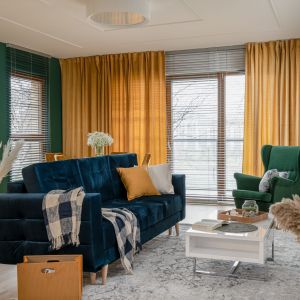 Zielona sofa i zielona ściana w salonie. Projekt i zdjęcia: KODO Projekty i Realizacje Wnętrz
