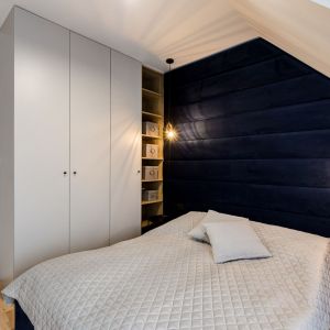 W sypialni znalazło się wygodne łóżko z zagłówkiem z panelami wyściełanymi tkaniną marki Fargotex. Projekt wnętrza: 4Rooms Studio, Dekorian Home. Fot. Elies Fotografia Marcin Lis