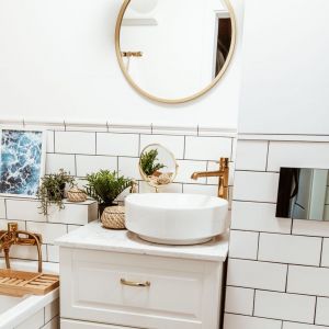Łazienka jest jasna za sprawą vintage’owych kafelków w kolorze złamanej bieli. Projekt wnętrza i zdjęcie: Anna Tyrała