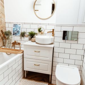 Przytulności nadają łazience kafelki imitujące drewno, ułożone w jodełkę. Projekt wnętrza i zdjęcie: Anna Tyrała