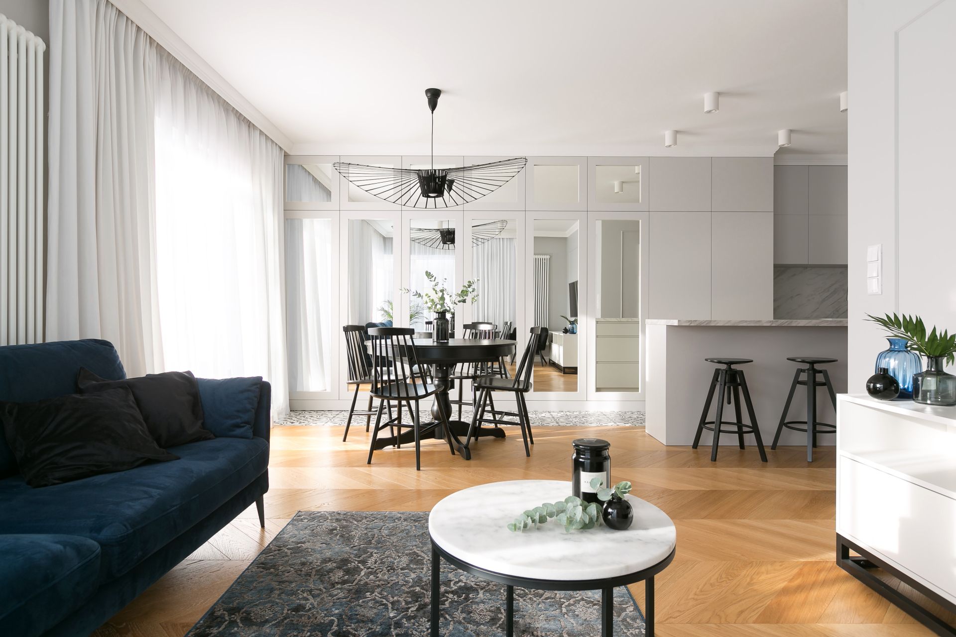 Krzesła patyczaki - klasyki designu. Pomysł na jadalnię w salonie. Projekt Paulina Zwolak, Jakub Nieć, pracownia Projektyw. Zdjęcia Jakub Dziedzic