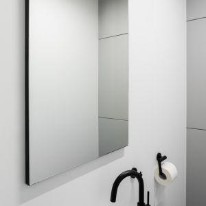Minimalistyczna czarna armatura w łazience. Projekt: Joanna Kubieniec, Katarzyna Długosz, pracownia Kubieniec + Długosz. Zdjęcia: Marek Swoboda
