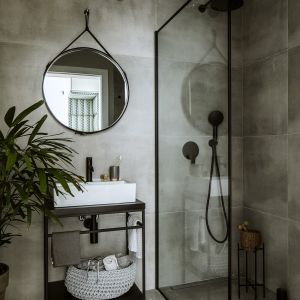 Ciemne kolory w małej łazience. Projekt wnętrza: Poco Design. Fot. Yassen Hristov