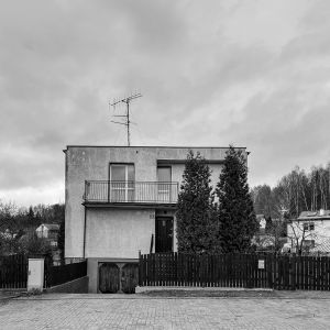 Dom kostka z lat  z lat 70. w Koszalinie. Widok przed zmianami. Projekt: AMJ Studio