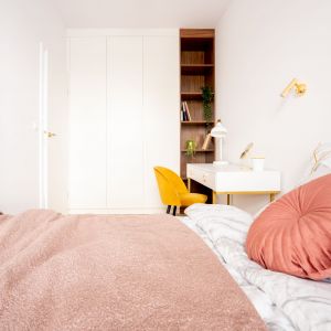 Pastelowa sypialnia z pojemną szafą. Projekt i zdjęcia KODO Projekty i Realizacje Wnętrz