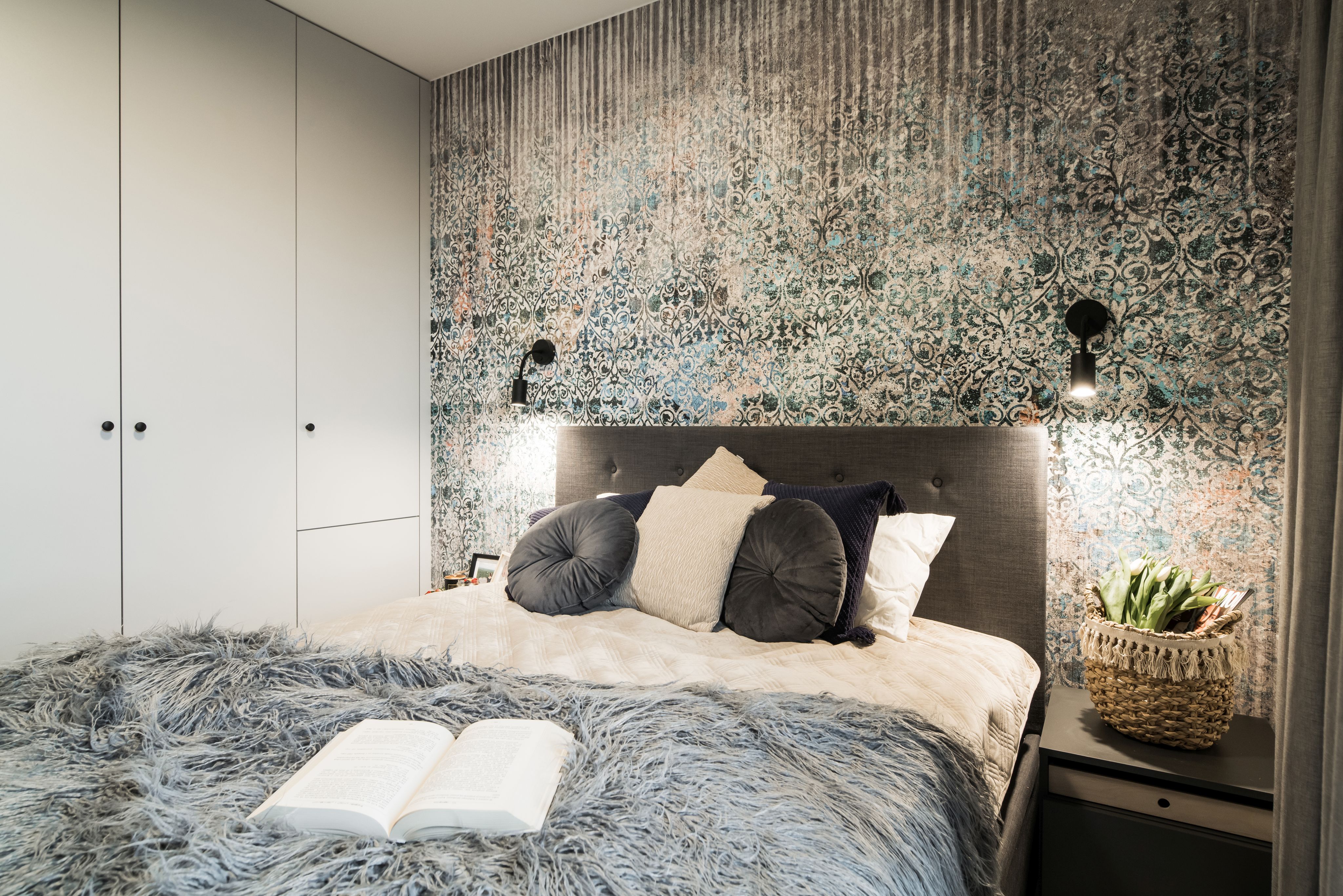 Sypialnia ze ścianą za łóżkiem z botaniczną tapetą. Projekt i zdjęcia KODO Projekty i Realizacje Wnętrz