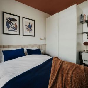 Łóżko z pojemnymi szufladami w małej sypialni w bloku. Projekt wnętrza: Czeczko Design Studio. Zdjęcia i stylizacja: Diana Bagińska, Agata Glińska