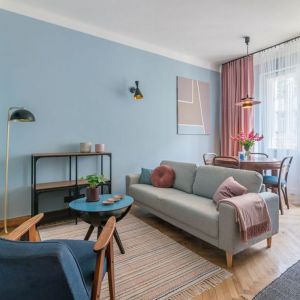 Pastelowe kolory w małym salonie w bloku. Projekt i stylizacja wnętrza: Ola Dąbrówka, pracownia Good Vibes Interiors. Fot. Marcin Mularczyk